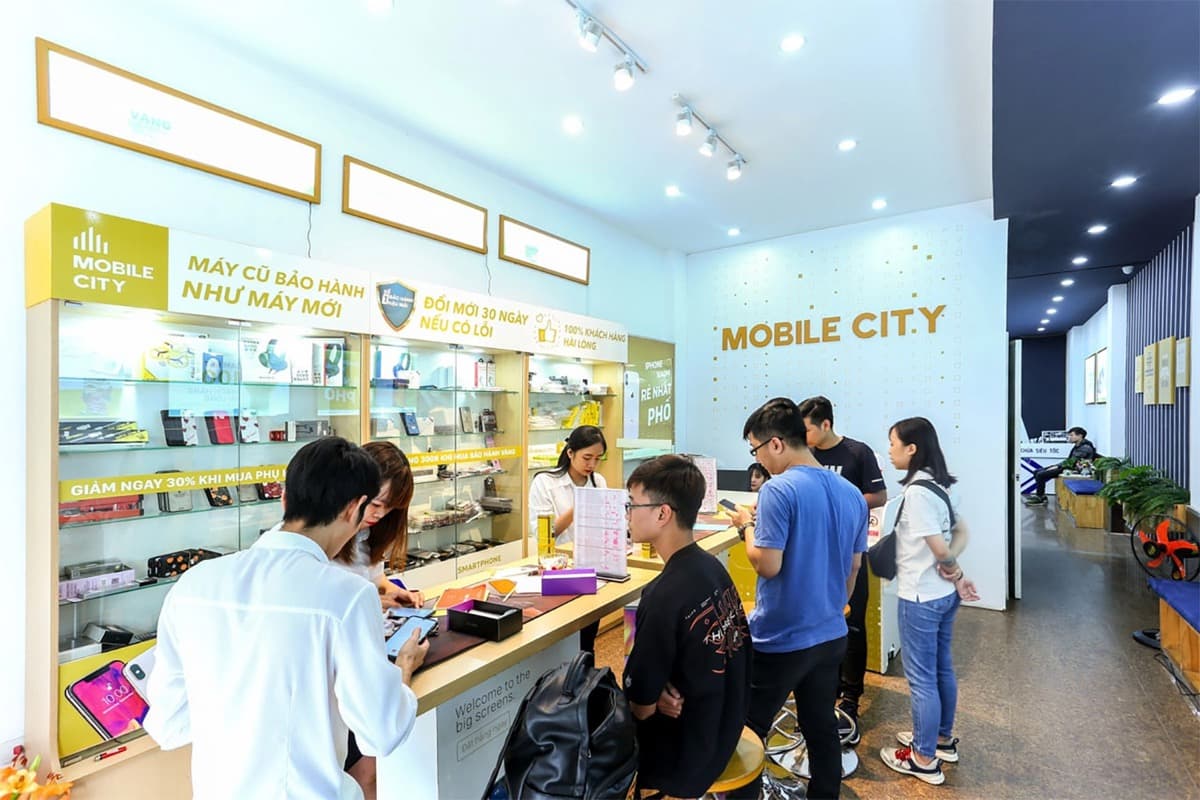 Khách hàng mua sắm tại cửa hàng MobileCity
